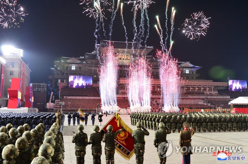 资料图片：据朝中社2月9日报道，庆祝朝鲜人民军成立75周年（建军节）阅兵式8日晚在平壤金日成广场举行。 韩联社/朝中社（图片仅限韩国国内使用，严禁转载复制）