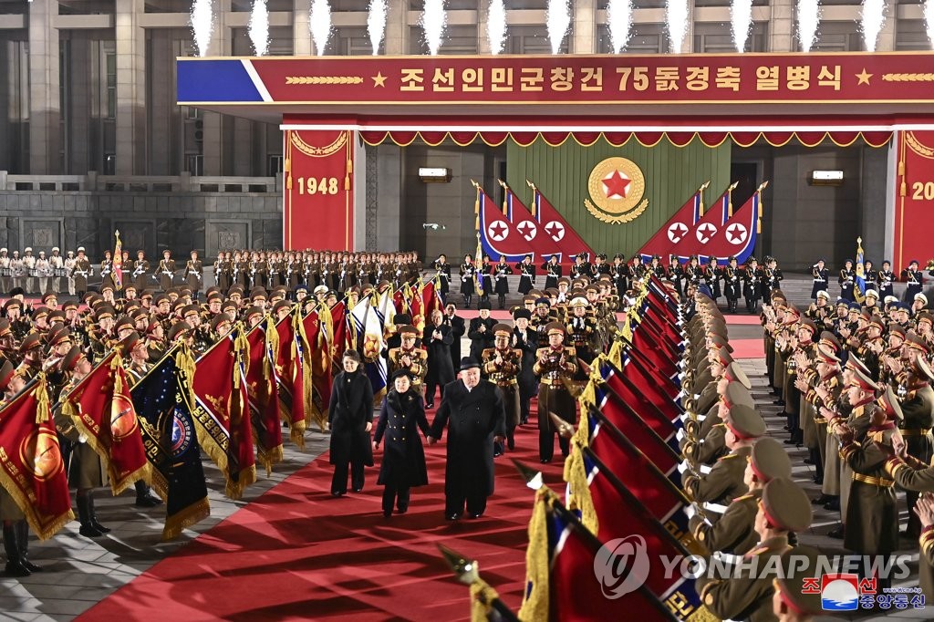 据朝中社2月9日报道,庆祝朝鲜人民军成立75周年(建军节)阅兵式8日晚在平壤金日成广场举行。图为朝鲜国务委员会委员长金正恩(前排右)与女儿金主爱(音,前排中)、夫人李雪主(前排左)检阅仪仗队。 韩联社/朝中社(图片仅限韩国国内使用,严禁转载复制)
