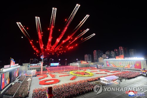 据朝中社2月9日报道，庆祝朝鲜人民军成立75周年（建军节）阅兵式8日晚在平壤金日成广场举行。 韩联社/朝中社（图片仅限韩国国内使用，严禁转载复制）