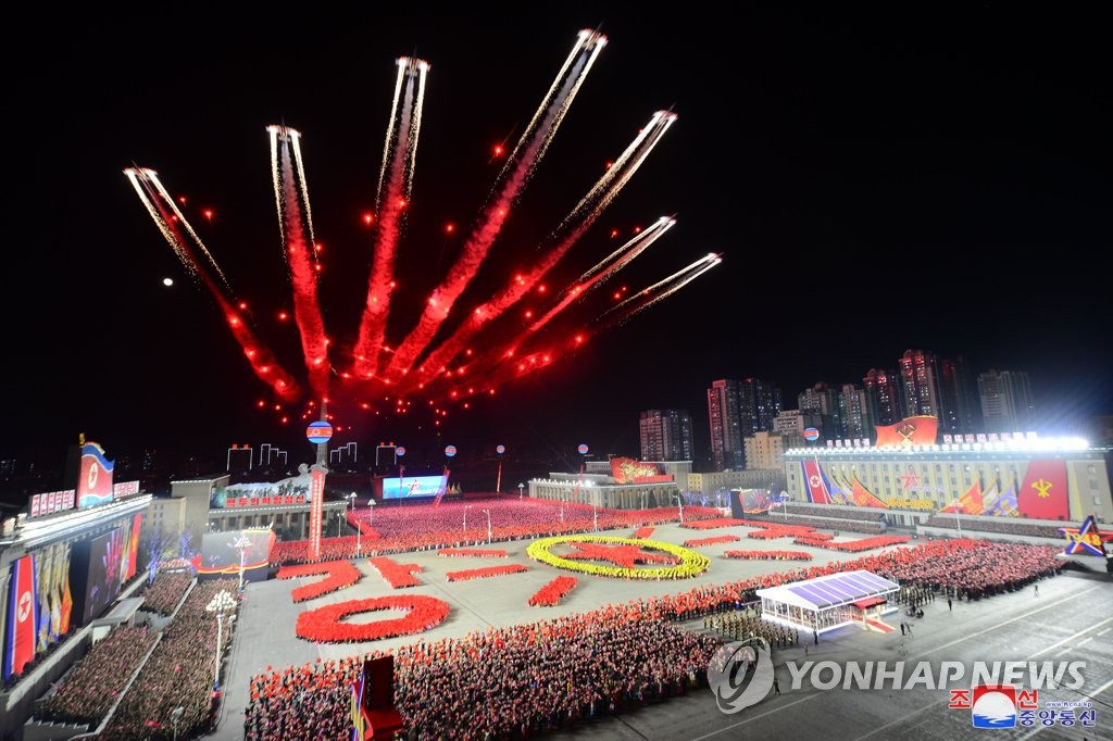 资料图片：据朝中社2月9日报道，庆祝朝鲜人民军成立75周年（建军节）阅兵式8日晚在平壤金日成广场举行。 韩联社/朝中社（图片仅限韩国国内使用，严禁转载复制）