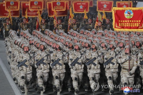 据朝中社2月9日报道，庆祝朝鲜人民军成立75周年（建军节）阅兵式8日晚在平壤金日成广场举行。 韩联社/朝中社（图片仅限韩国国内使用，严禁转载复制）