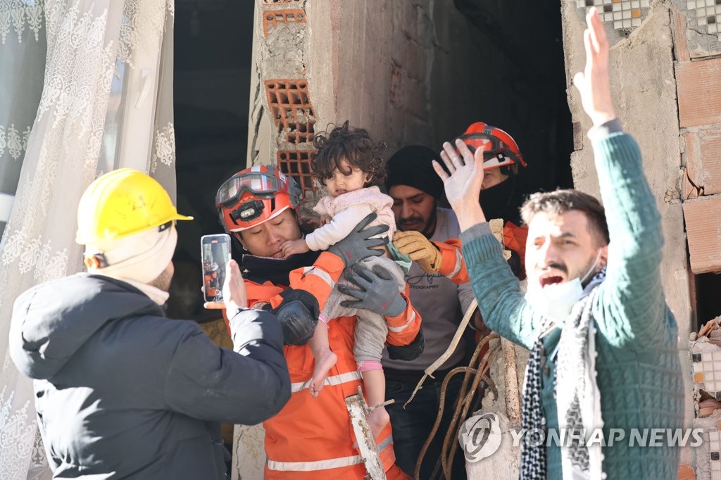 资料图片：当地时间2月9日，在土耳其哈塔伊省安塔基亚地区，韩国紧急救援队（KDRT）从废墟中成功救出被困儿童和市民。 韩联社/韩国紧急救援队供图（图片严禁转载复制）