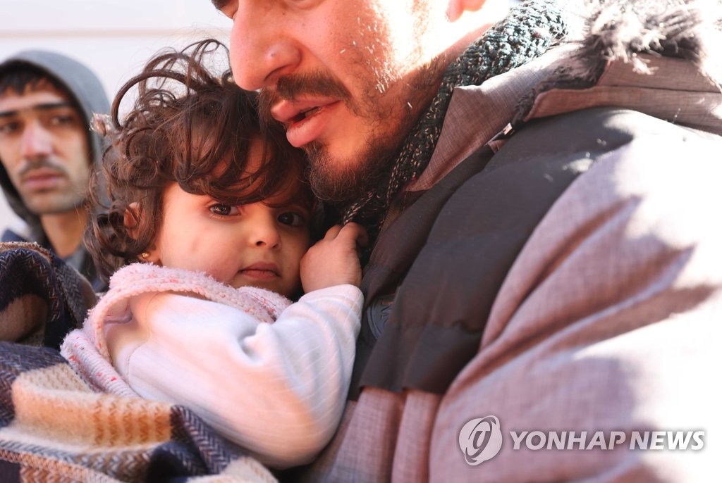 韩国赴土救援队首日上午营救出五名幸存者