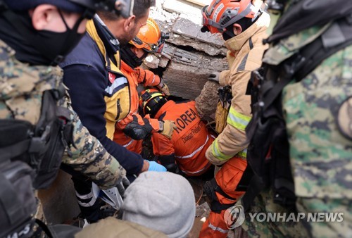 韩国救援队投入第二天搜救行动