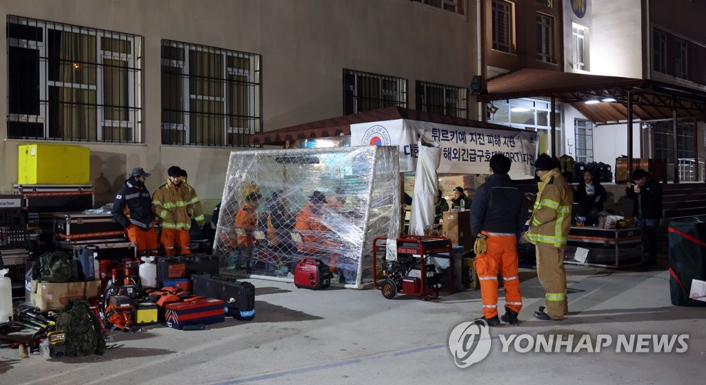 当地时间2月9日晚，在设于土耳其哈塔伊省安塔基亚的韩国紧急救援队（KDRT）营地，消防厅和军相关人士短暂歇息，重整装备。 韩联社