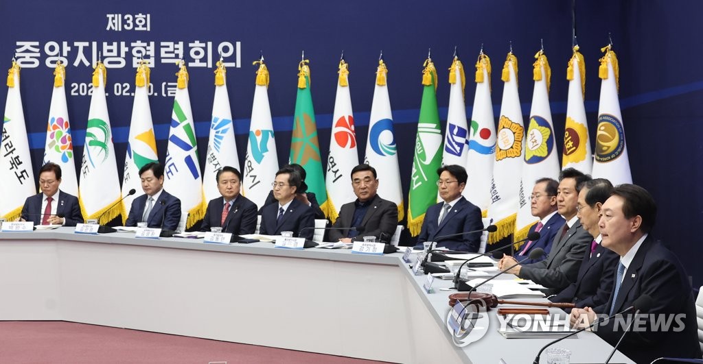 2月10日，在全罗北道全州市的道政府大楼，尹锡悦（右一）主持央地政府合作会议并发言。 韩联社