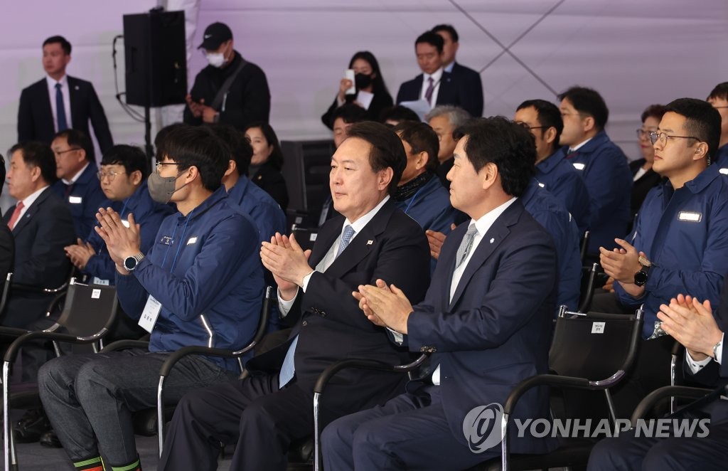 2月10日，韩国总统尹锡悦（居中）出席在全罗北道群山市举行的现代重工业群山造船厂船舶砌块出港仪式。 韩联社