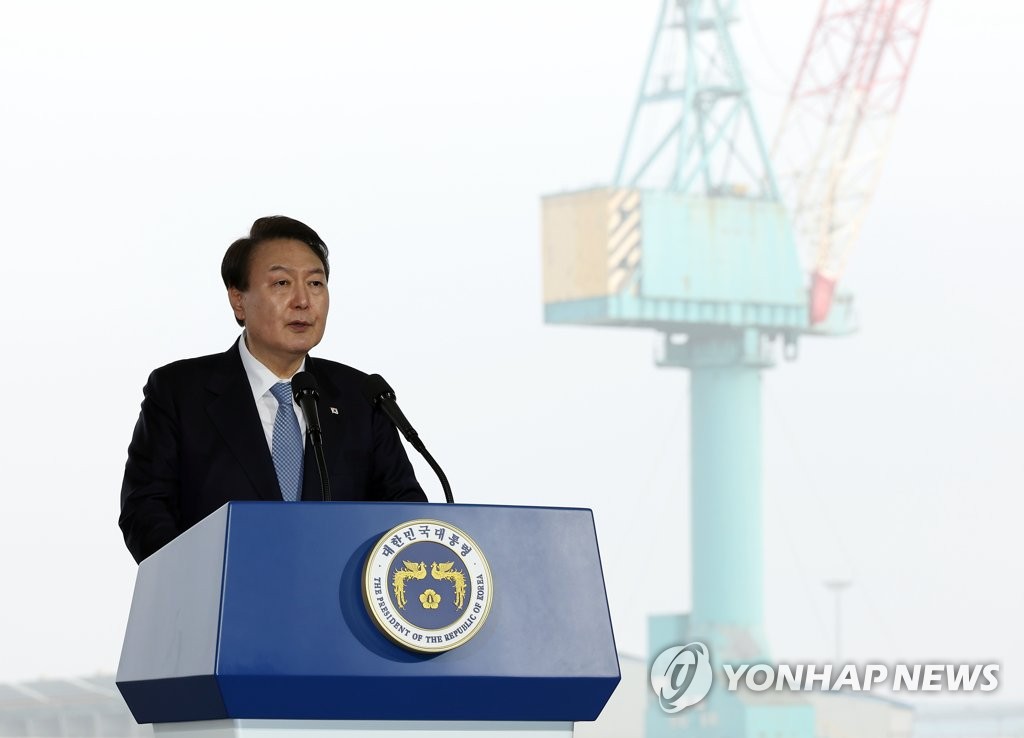 2月10日，在位于全罗北道的群山造船厂，总统尹锡悦当天出席现代重工业群山造船厂船舶砌块出港仪式。 韩联社