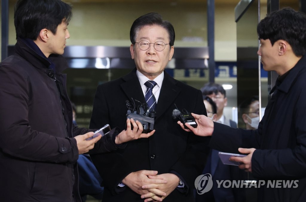2月10日，在首尔中央地方检察厅，韩国最大在野党共同民主党党首李在明就地产弊案再度到案受讯。图为李在明结束讯问后回答记者提问。 韩联社
