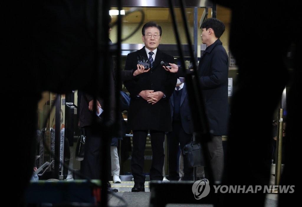 2月10日，在首尔中央地方检察厅，韩国最大在野党共同民主党党首李在明就地产弊案再度到案受讯。图为李在明结束讯问后回答记者提问。 韩联社