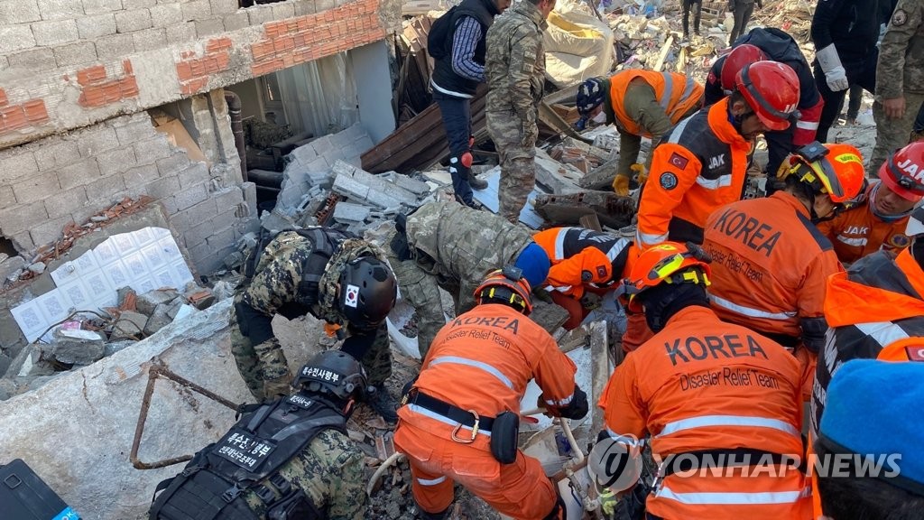 详讯：韩国救援队在土再救出3名幸存者 共营救8人