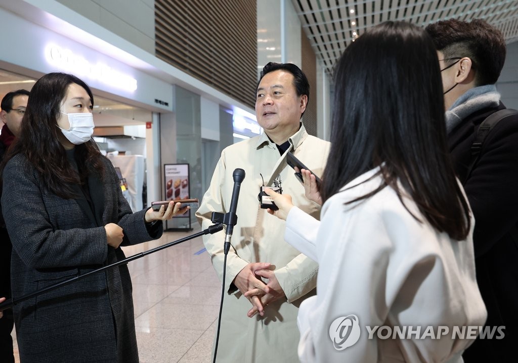 2月12日，在仁川国际机场，韩国外交部第一次官赵贤东（右三）接受媒体采访。 韩联社