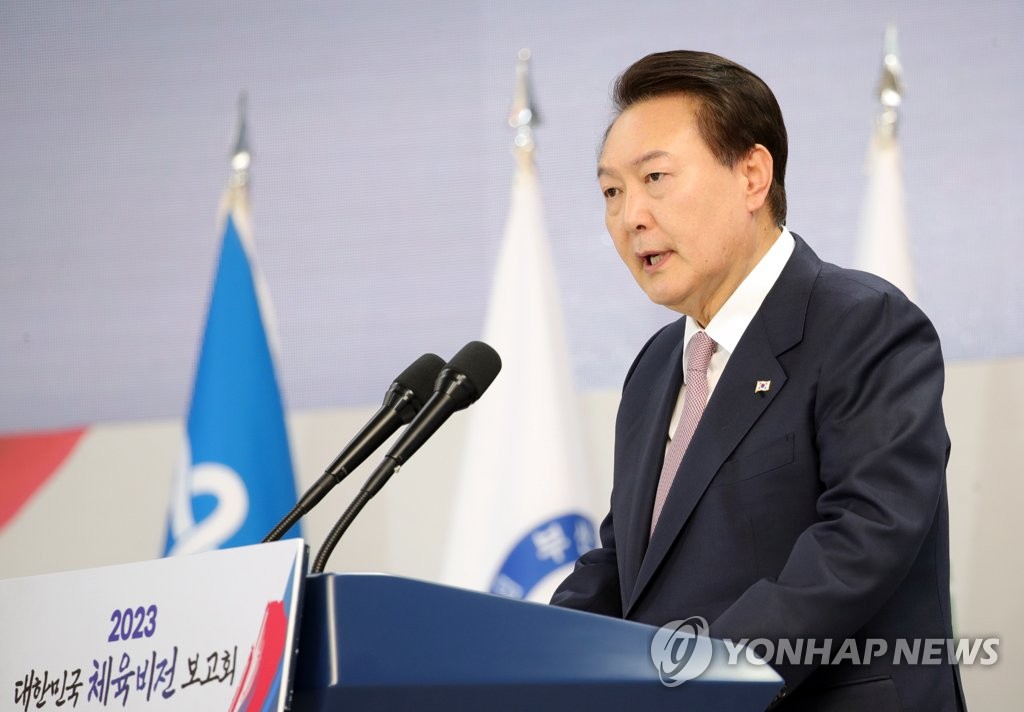 2月14日，在镇川运动员村，韩国总统尹锡悦出席2023韩国体育发展愿景报告大会并发言。 韩联社