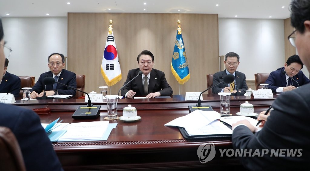 2月15日，在首尔龙山总统府，韩国总统尹锡悦（居中）主持召开第13次紧急经济民生会议。 韩联社/总统室通讯摄影记者团