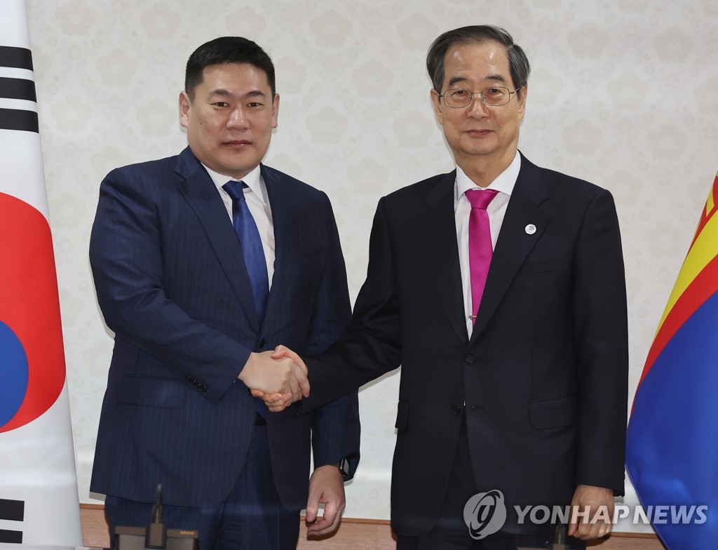 2月15日，在政府首尔办公楼，韩国国务总理韩悳洙（右）会见蒙古国总理奥云额尔登。 韩联社