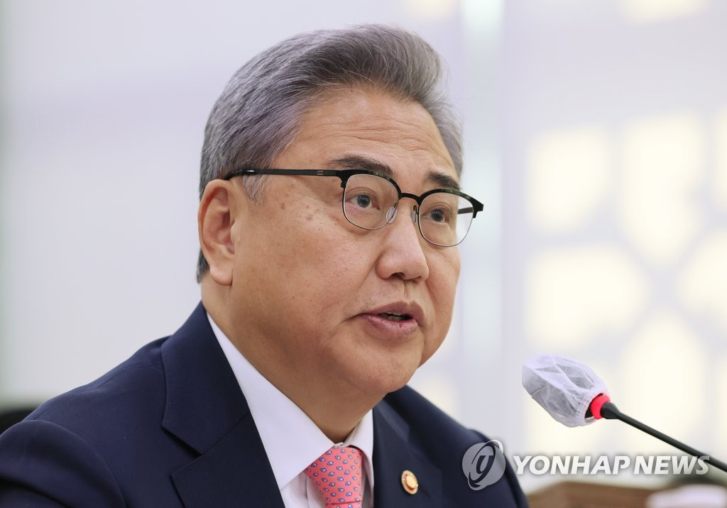 2月15日，朴振出席国会外交统一委员会全体会议并答问。 韩联社