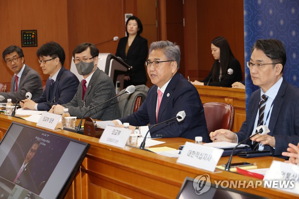2月15日，在韩国外交部大楼，外长朴振（右二）主持召开第二次韩国应急救援队民官协调会议。 韩联社