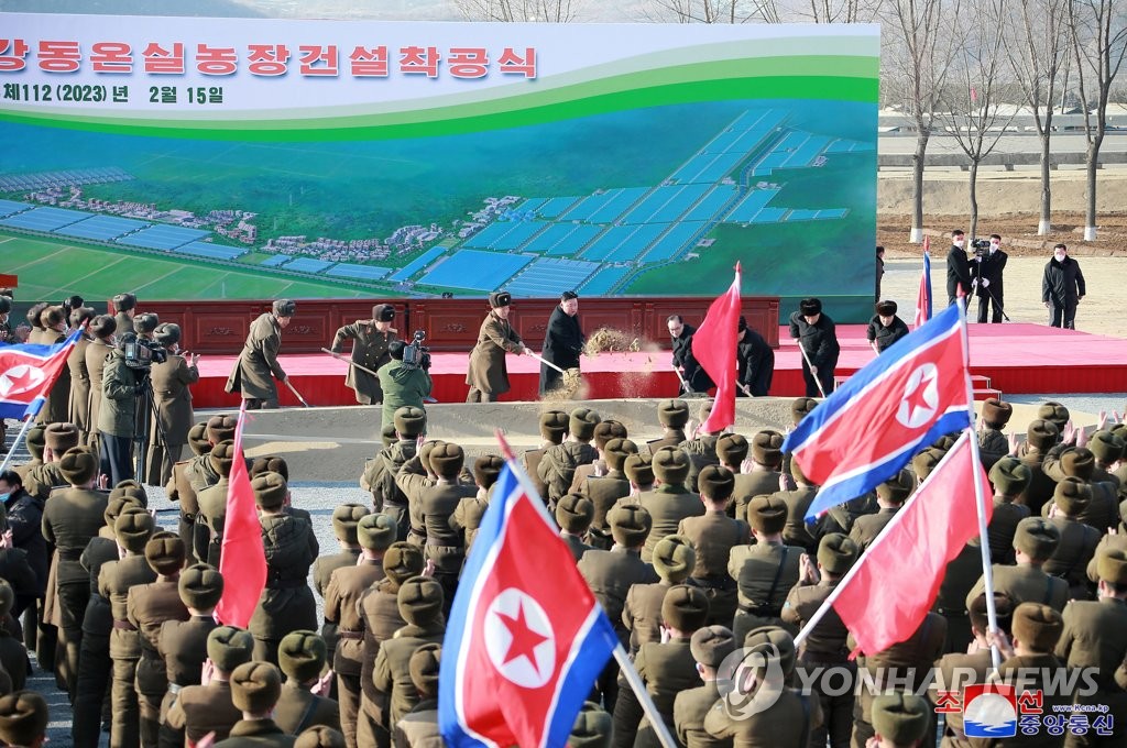 据朝中社2月16日报道，朝鲜国务委员会委员长金正恩于15日出席江东温室农场建设项目奠基仪式。图为活动现场。 韩联社/朝中社（图片仅限韩国国内使用，严禁转载复制）
