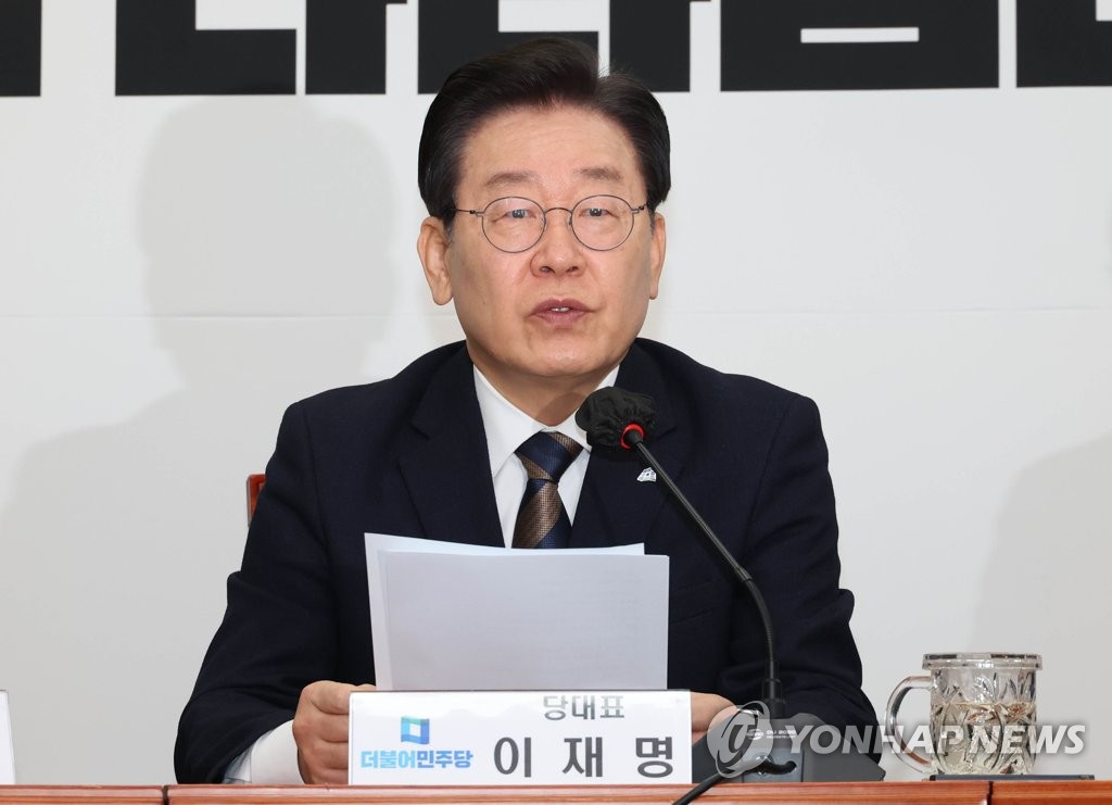 资料图片：2月16日，在国会，李在明在最高委员会上就检方提捕其本人表明立场。 韩联社