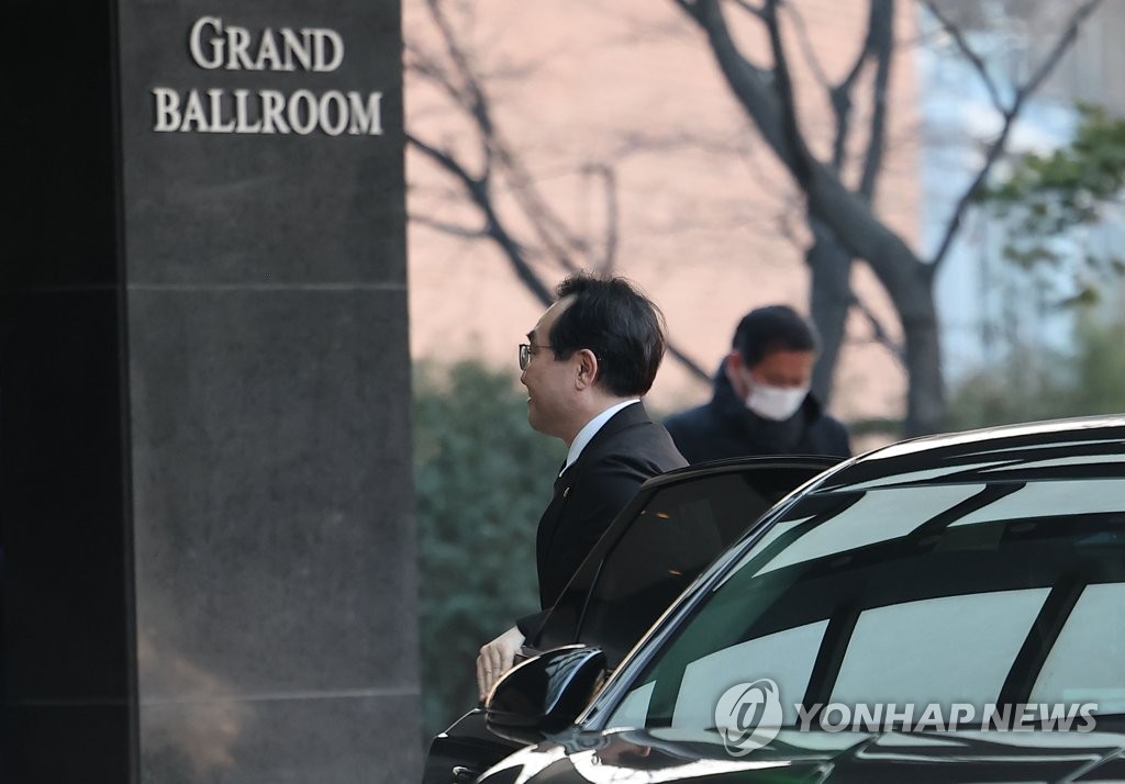 2月16日，在首尔一家酒店，日本驻韩大使馆举办日王德仁庆生招待会。图为韩国外交部第二次官（副部长）李度勋走入会场。 韩联社