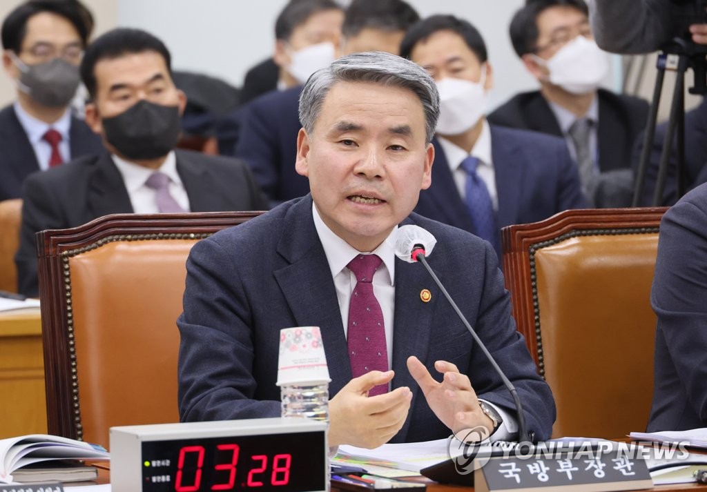 2月17日，在韩国国会国防委员会全会，国防部长官李钟燮答问。 韩联社