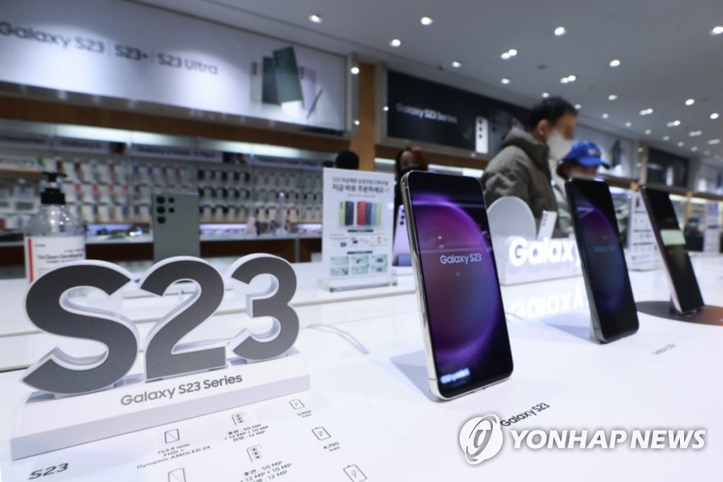 资料图片：三星智能手机Galaxy S23 韩联社