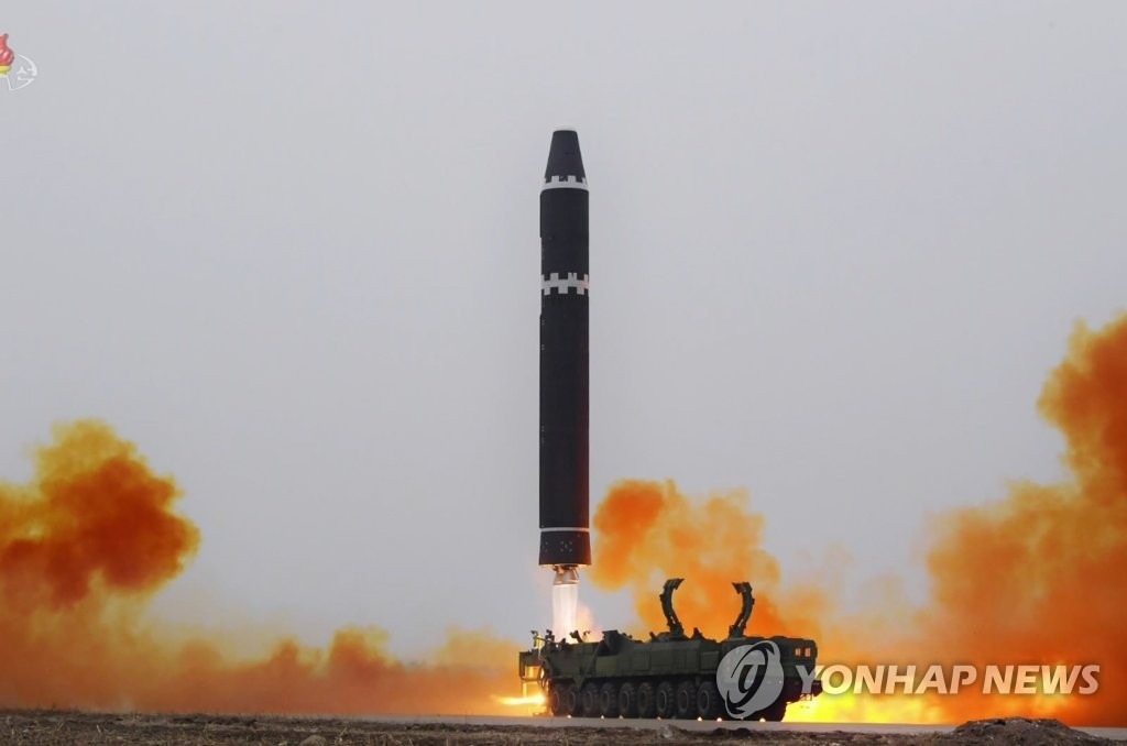 据朝鲜中央电视台2月19日报道，运用洲际导弹的第一红旗英雄连18日在平壤国际飞行场按照最大射程以高仰角试射“火星-15”型洲际弹道导弹。导弹飞至最大高度5768.5千米，飞行距离989公里，飞行约4015秒后准确命中朝鲜半岛（韩半岛）东部公海上的目标水域，在评估中获“优”。 韩联社/朝鲜央视画面截图（图片仅限韩国国内使用，严禁转载复制）