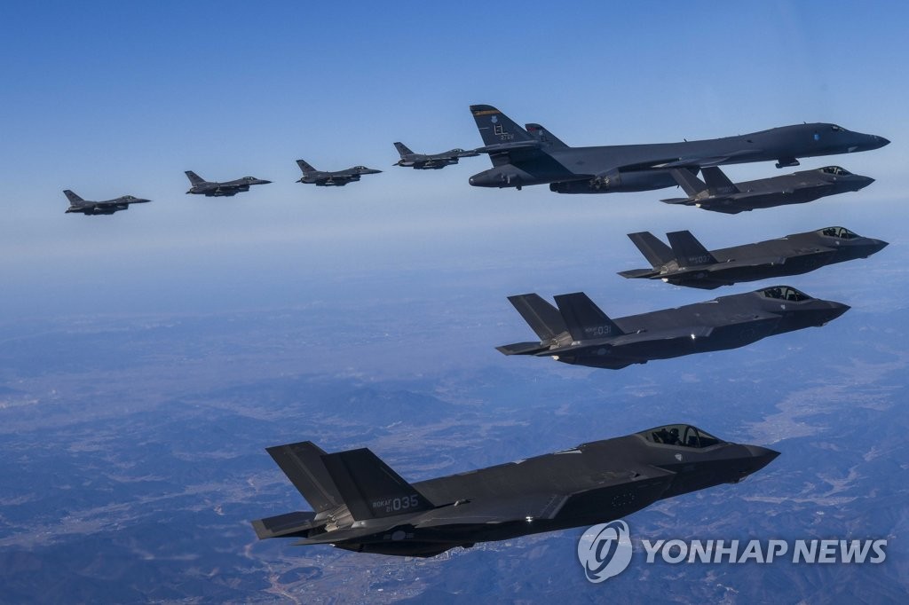 资料图片：2月19日，韩美在韩半岛上空实施联合空演，以反制朝鲜前一天发射洲际弹道导弹（ICBM）。演习以韩国空军F-35A和F-15K战斗机、美国空军F-16战机为进入韩国防空识别区（KADIZ）的美军B-1B战略轰炸机进行护航并实施联合编队飞行的方式进行。 韩联社/韩国联合参谋本部供图（图片严禁转载复制）