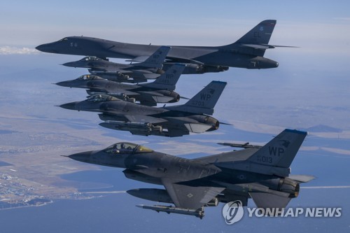 资料图片：2月19日，韩美在韩半岛上空实施联合空演，以反制朝鲜前一天发射洲际弹道导弹（ICBM）。美方当天调遣战略武器参演。演习以韩国空军F-35A和F-15K战斗机、美国空军F-16战机为进入韩国防空识别区（KADIZ）的美军B-1B战略轰炸机进行护航并实施联合编队飞行的方式进行。 韩联社/韩国联合参谋本部供图（图片严禁转载复制）