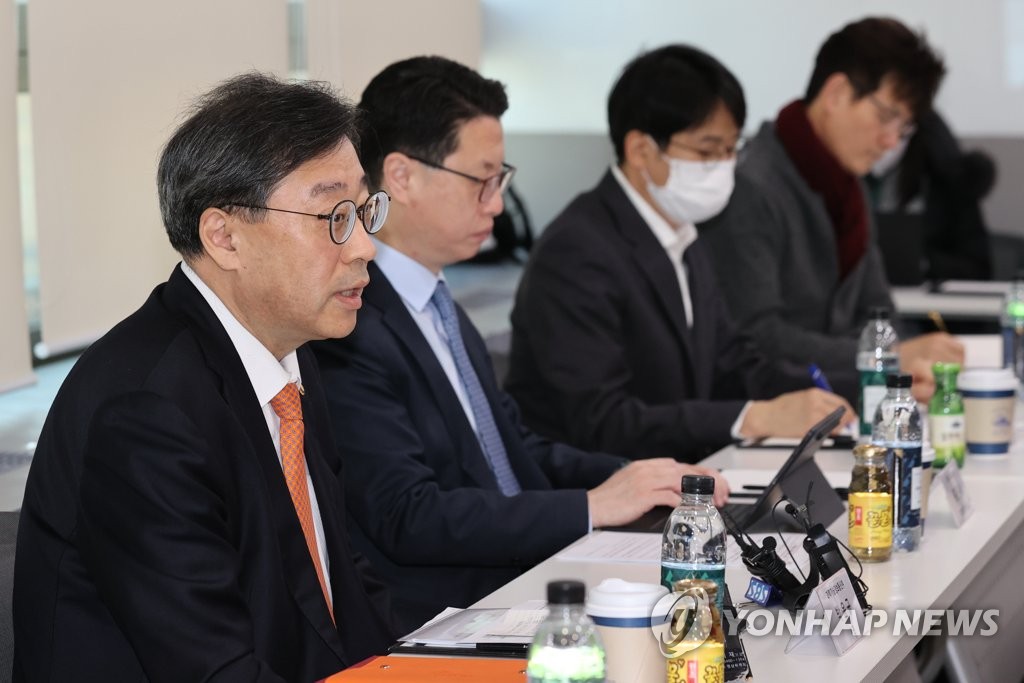 2月20日上午，在首尔市钟路区光化门HJ商务中心，朴允圭（左一）主持召开电信市场促竞争政策方案专案组启动会议。 韩联社