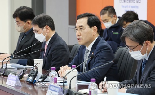 资料图片：2023年2月20日，产业通商资源部长官李昌洋（左三）视察位于世宗市的一家芯片设备制造商。图为李昌洋发言。 韩联社