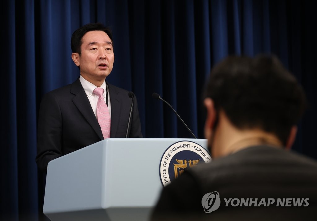 2月20日下午，在首尔市龙山总统府，李度运发布总统总理周例会结果。 韩联社