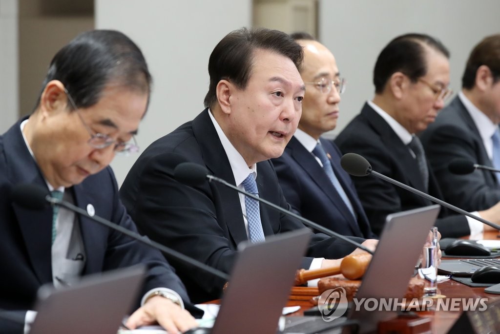 2月21日，在龙山总统室，总统尹锡悦（左二）主持召开国务会议并发言。 韩联社/总统室通信摄影记者团
