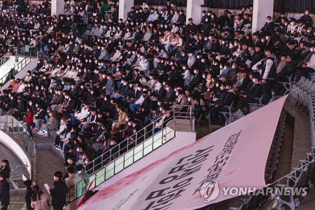 资料图片：2月21日，在首尔市中区的奖忠体育馆，东国大学入学典礼时隔3年线下举行。 韩联社