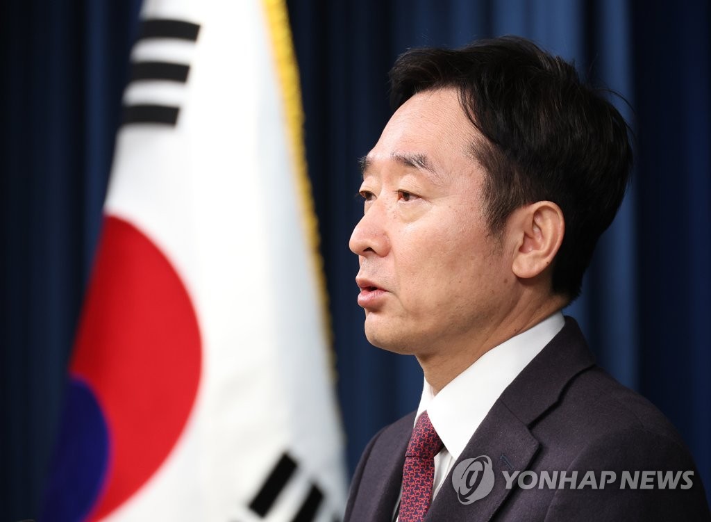 2月21日下午，在首尔市龙山总统府，李度运发布总统对建筑工地暴力乱象作出的重要指示。 韩联社