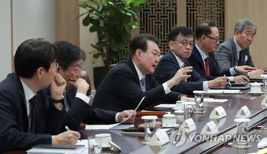 资料图片：韩国总统尹锡悦（左三）正在开会。 韩联社