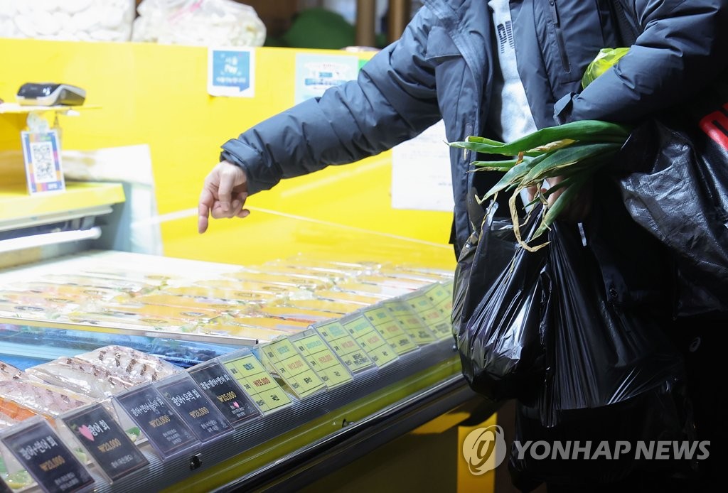 资料图片：在市场选购的市民 韩联社