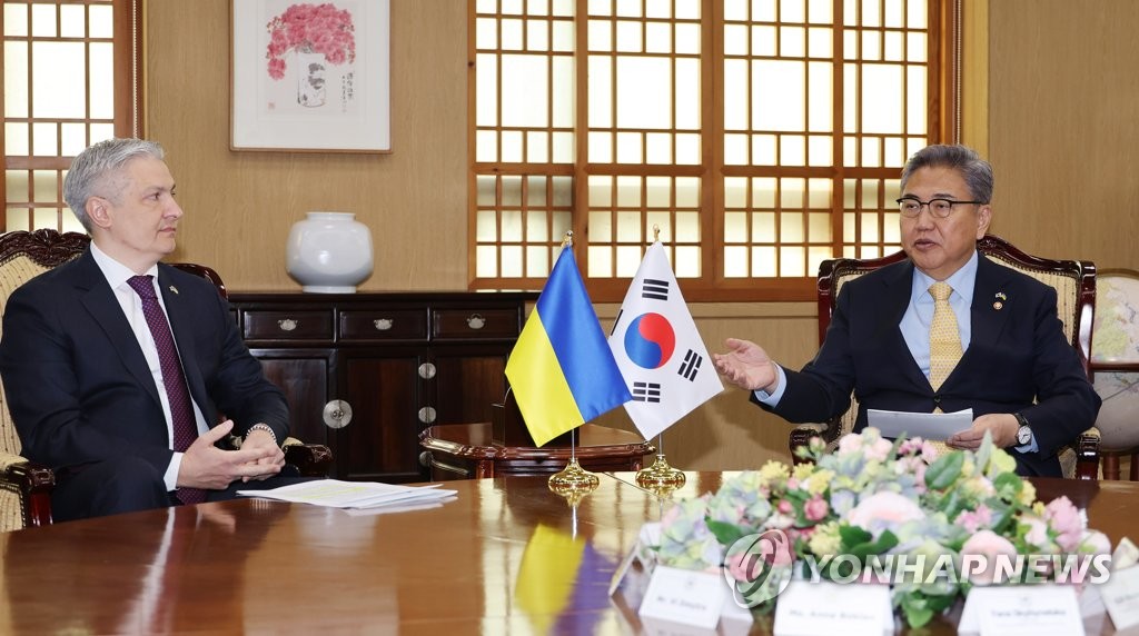 资料图片：2月23日，在首尔外交部大楼，韩国外交部长官朴振（右）接见乌克兰驻韩国大使德米特罗·波诺马连科。 韩联社