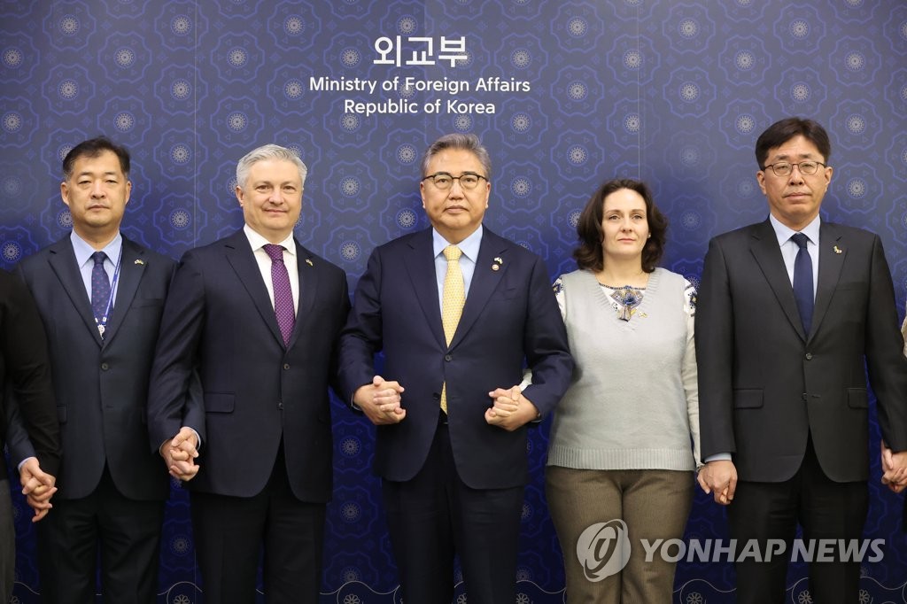 2月23日，在首尔外交部大楼，韩国外交部长官朴振（中）与乌克兰驻韩国大使德米特罗·波诺马连科等乌方人士合影留念。 韩联社