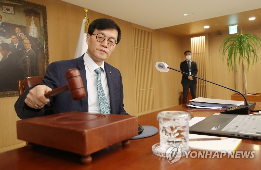 2月23日，在首尔中区的韩国银行（央行）大楼，央行行长李昌镛出席金融货币委员会会议并敲槌。当天，央行会议决定维持基准利率3.5%不变。 韩联社/联合摄影记者团
