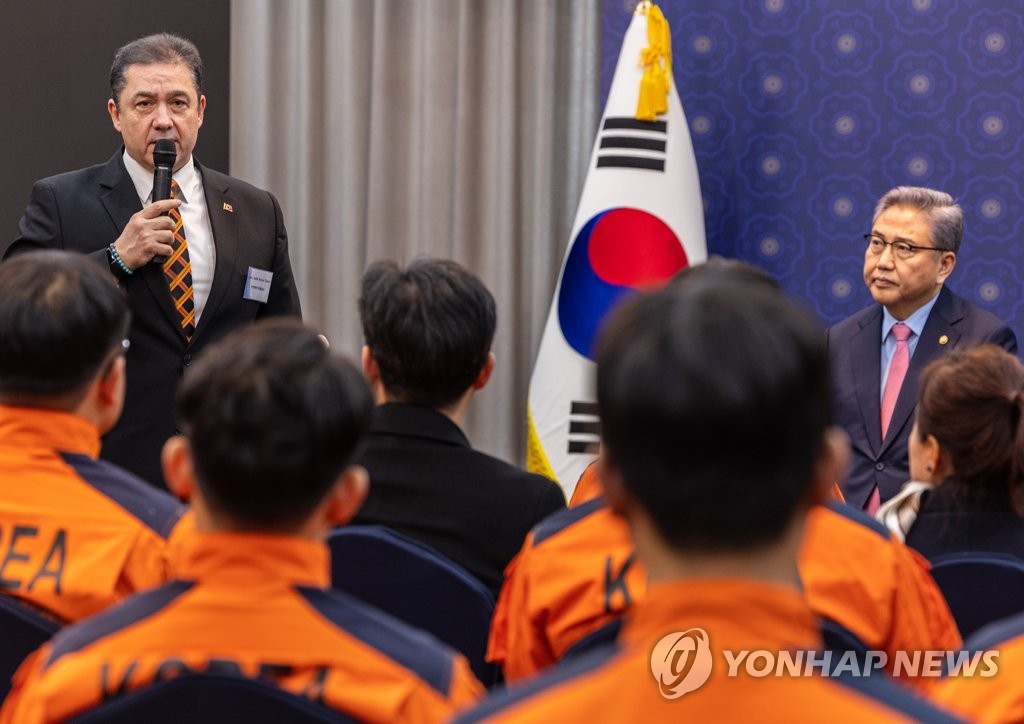 2月23日，在首尔外交部大楼，韩国外交部长官朴振（右）邀请韩国紧急救援队（KDRT）第一批队员举行座谈会。图为土耳其驻韩大使萨利赫·缪拉·塔梅尔与会，向救援队员表示谢意。 韩联社