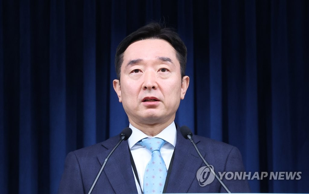 2月27日，在首尔龙山总统室，韩国总统室发言人李度运召开记者会。 韩联社