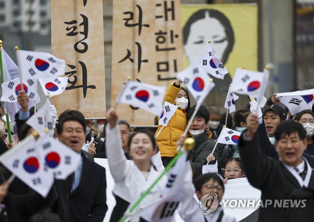 3月1日，在首尔西大门区的西大门刑务所历史馆举行的三一节纪念活动上，参加人员挥舞太极旗高喊万岁。 韩联社