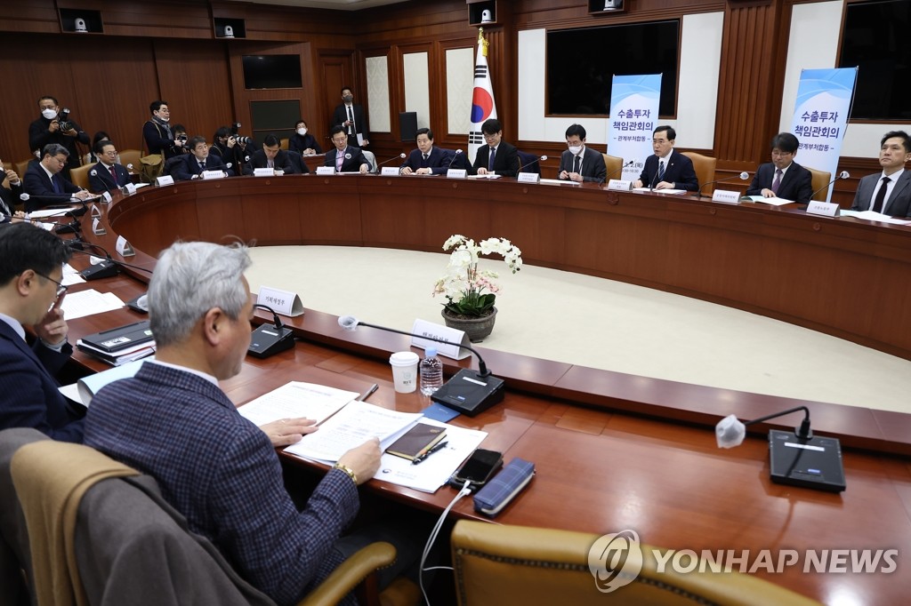 3月2日，在政府首尔办公楼，产业通商资源部长官李昌洋（右三）主持召开出口投资责任官会议。 韩联社