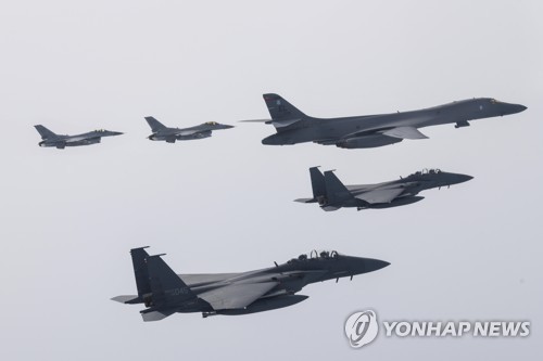 资料图片：3月3日，韩美在韩半岛上空实施联合空演，韩国空军F-15K战斗机、美国空军B-1B战略轰炸机等参演。 韩联社/国防部供图（图片严禁转载复制）