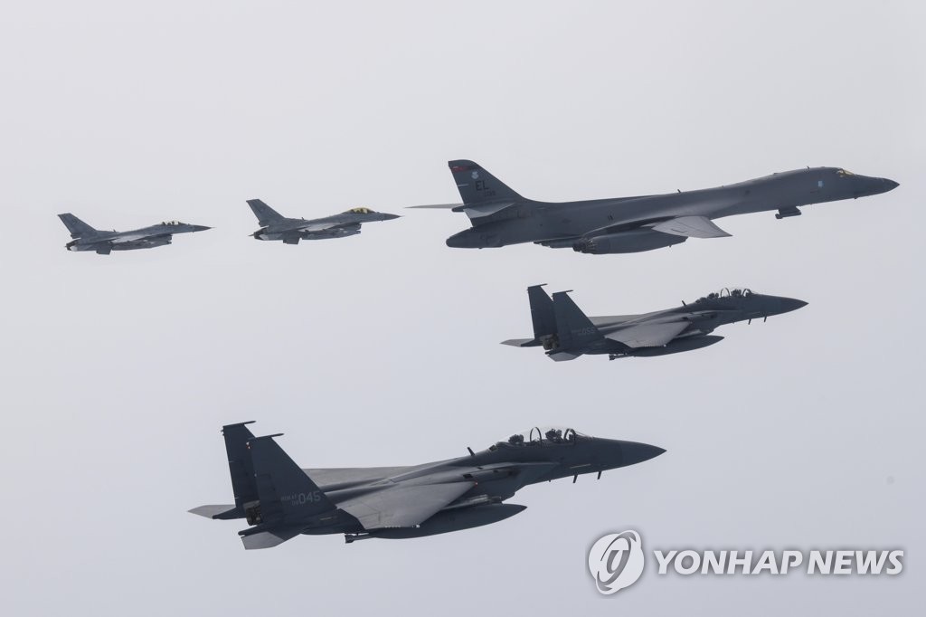 资料图片：3月3日来韩参加联合空演的美军B-1B战略轰炸机（居中） 韩联社/国防部供图（图片严禁转载复制）