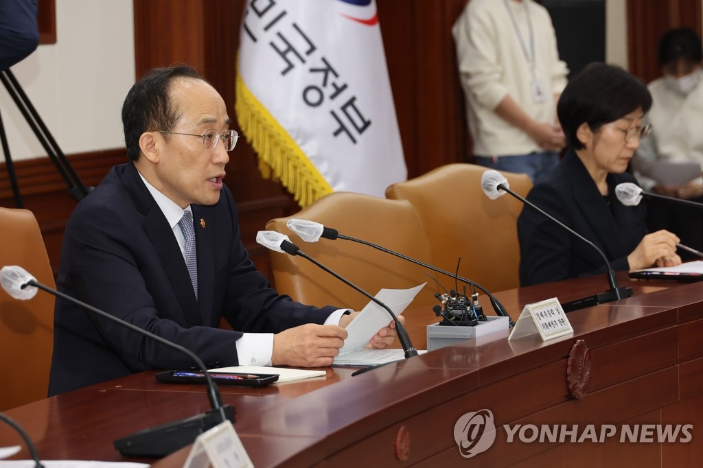 3月6日，在中央政府首尔办公楼，经济副总理兼企划财政部长官秋庆镐（左）主持召开紧急经济部长会议。 韩联社