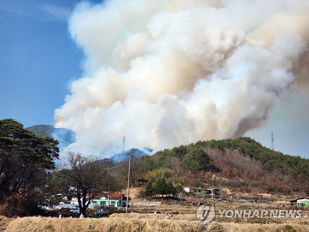 3月8日，韩国庆尚南道陜川郡一座野山发生森林火灾。 韩联社/陜川郡政府供图（图片严禁转载复制）