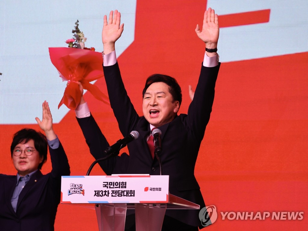 3月8日，在京畿道高阳市的韩国国际会展中心，韩国执政党国民力量议员金起炫在该党第三次全国代表大会上当选新任党首。图为金起炫欢呼庆祝。 韩联社