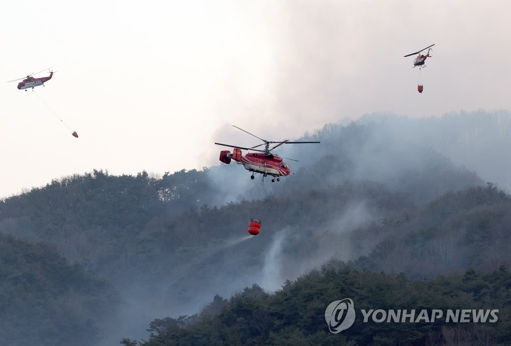 韩南部陜川森林火灾明火被扑灭